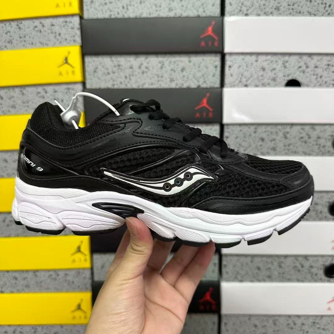 SAUCONY