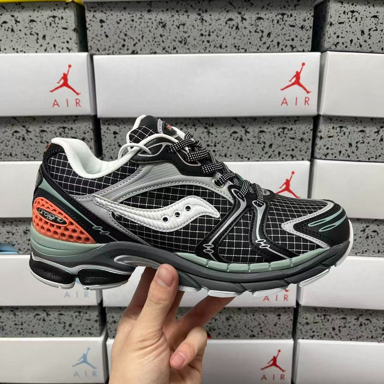 SAUCONY