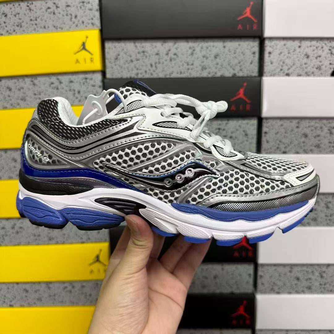 SAUCONY