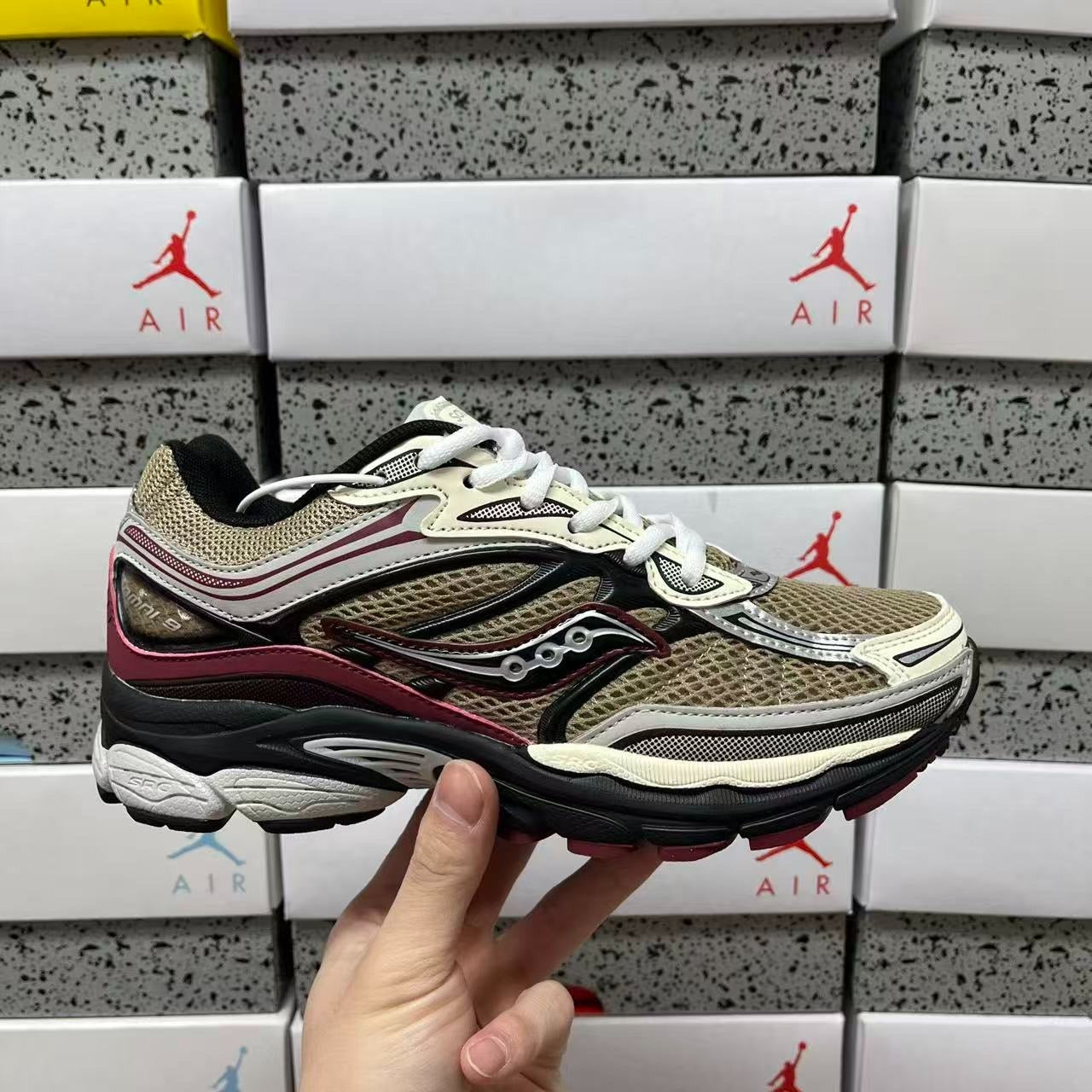 SAUCONY