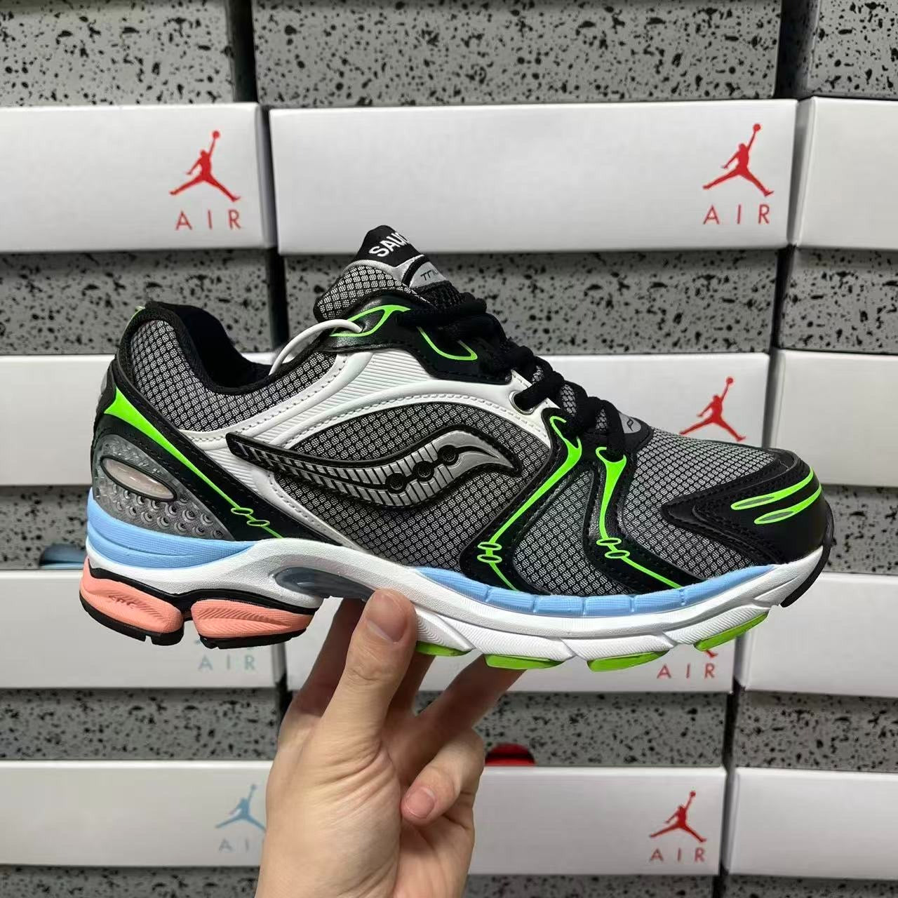 SAUCONY