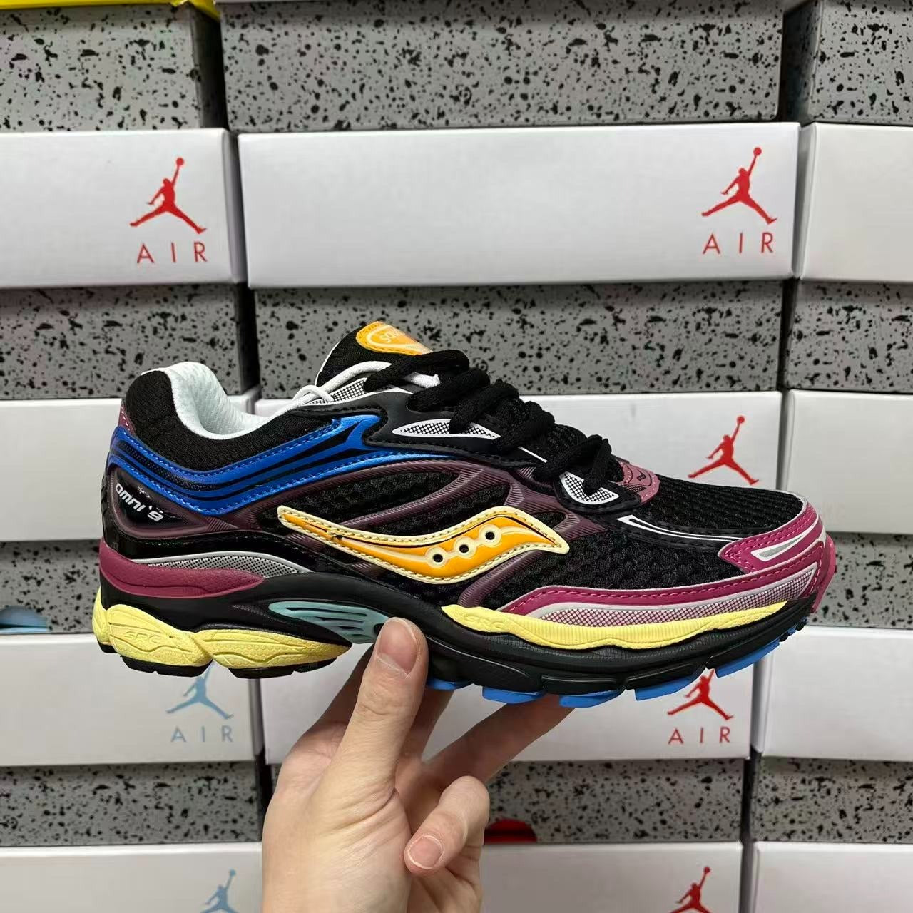 SAUCONY