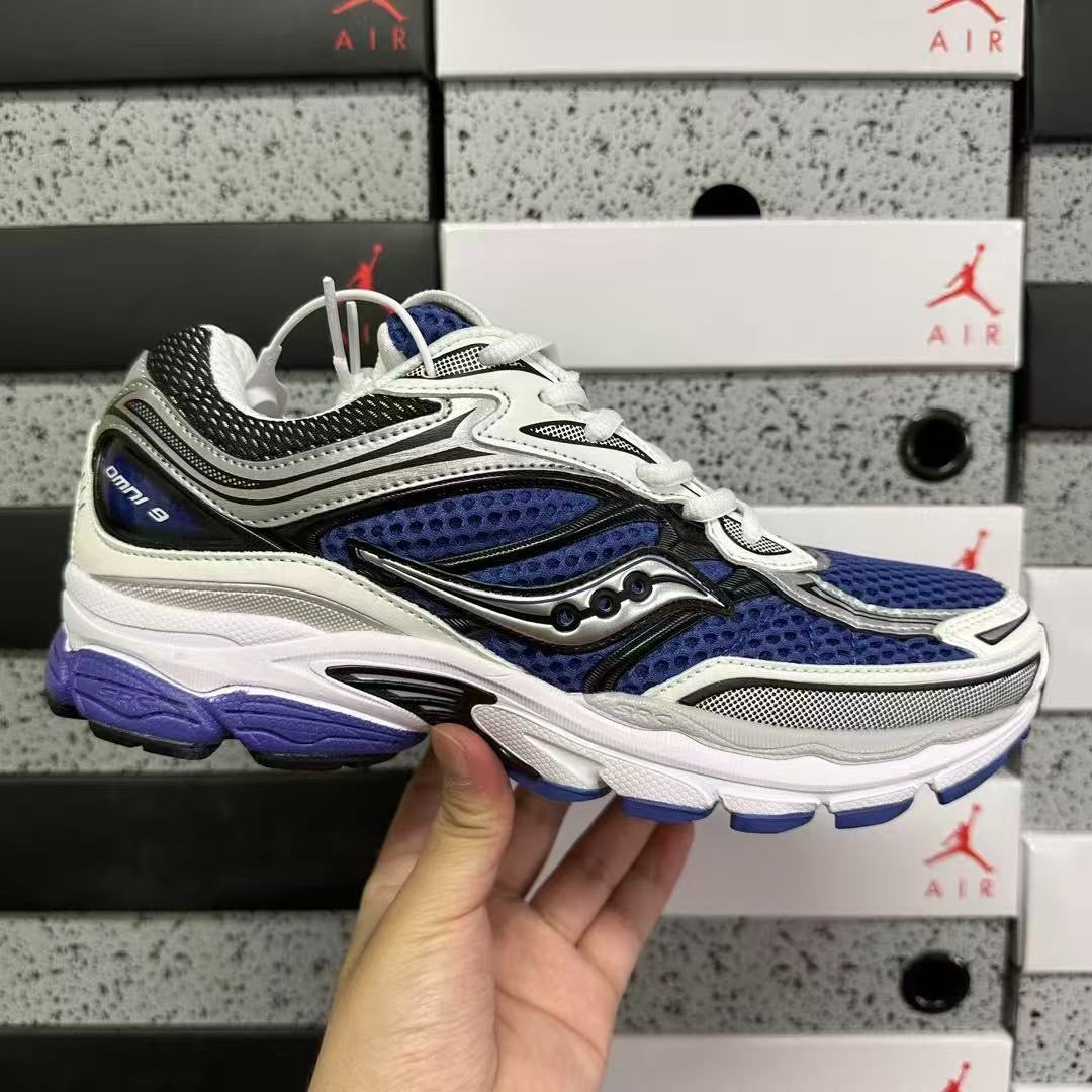SAUCONY