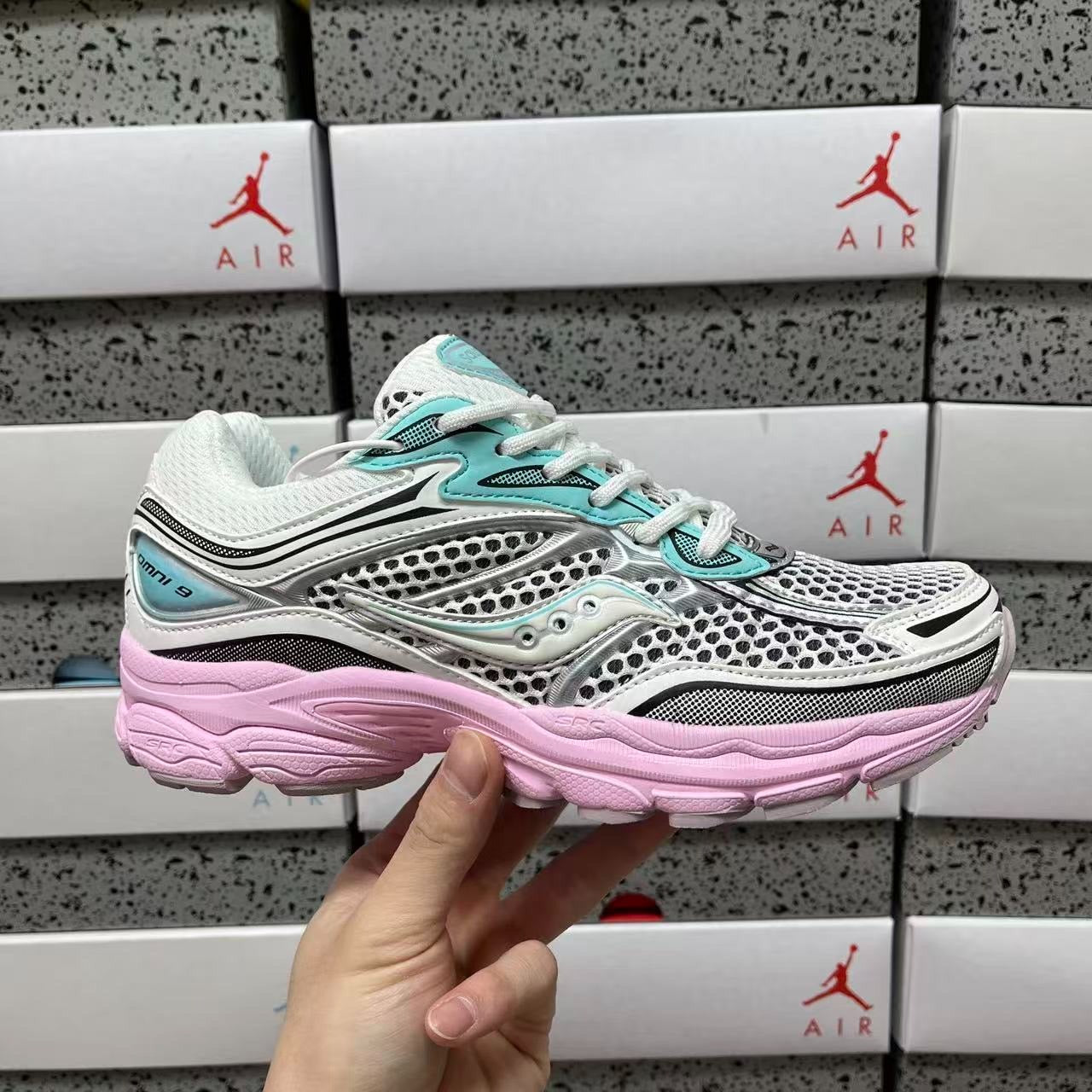 SAUCONY