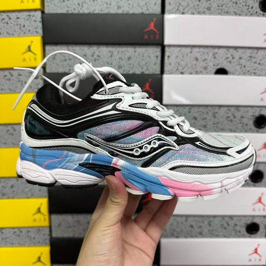 SAUCONY
