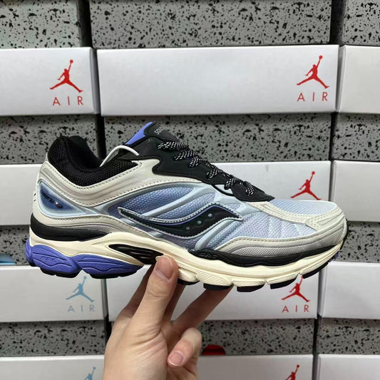 SAUCONY