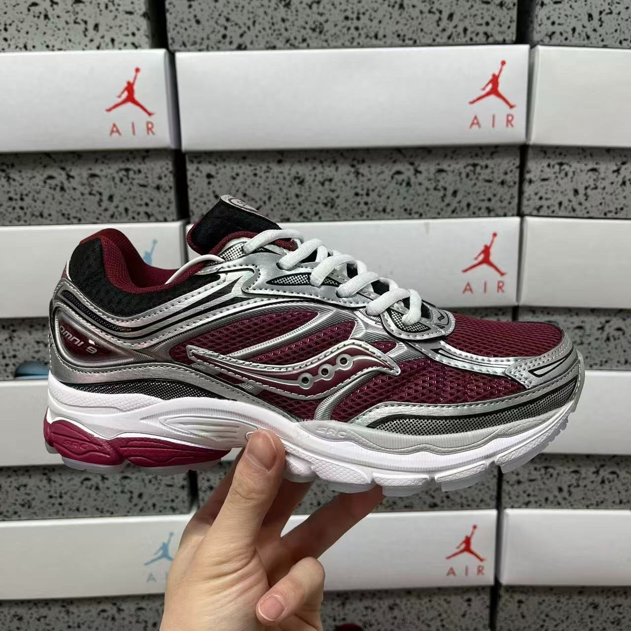SAUCONY