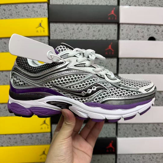 SAUCONY
