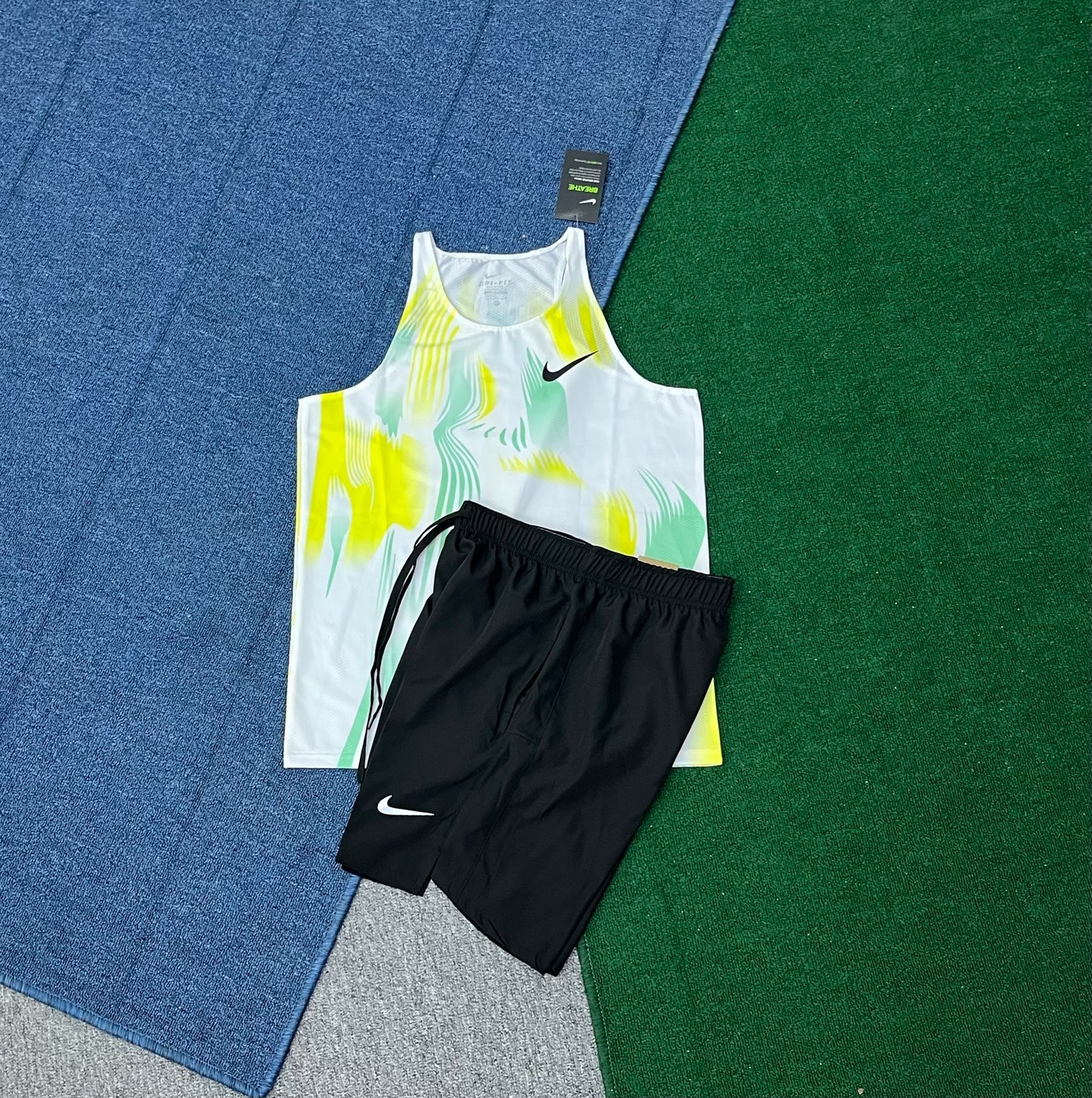 ENSEMBLE SHORT DEBARDEUR NIKE