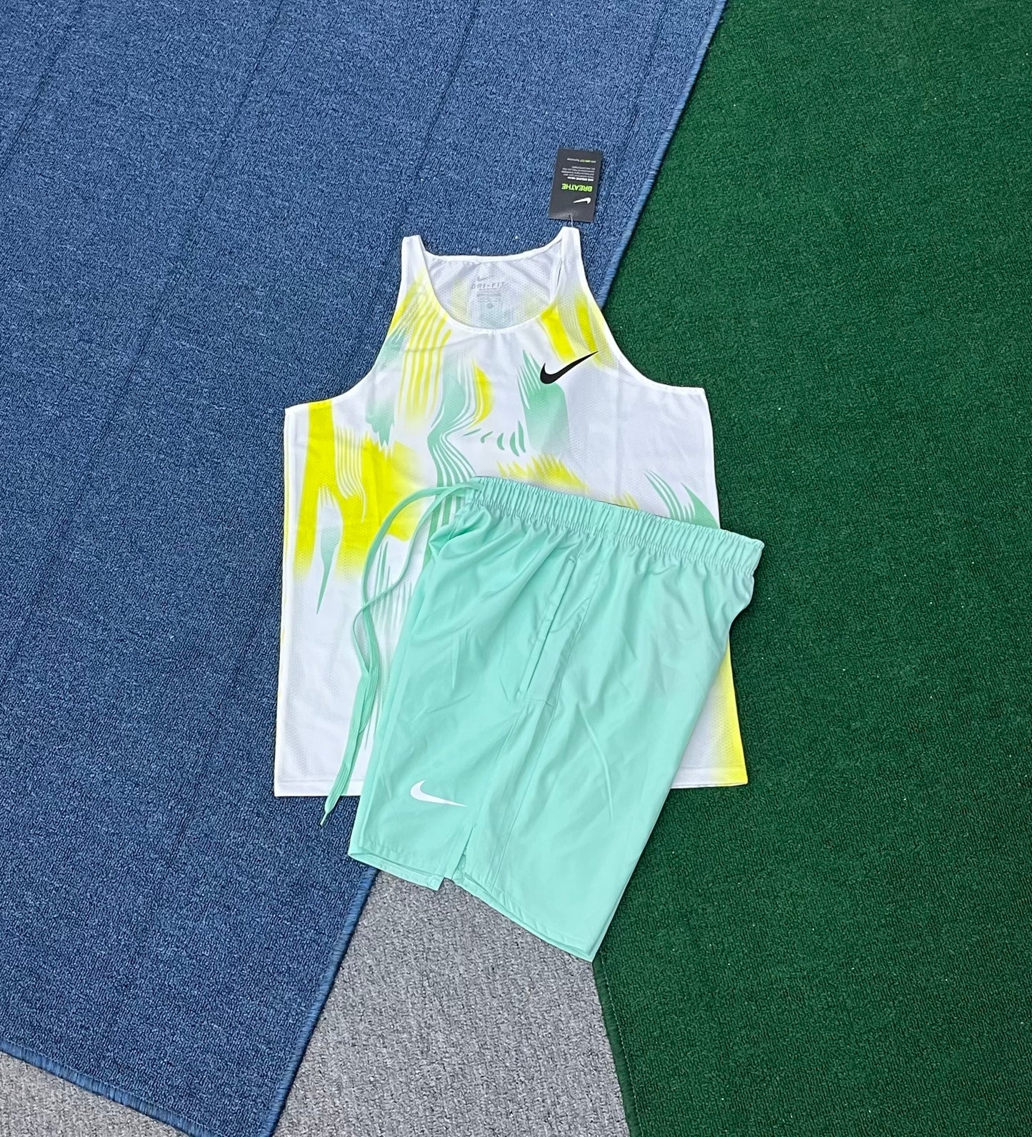 ENSEMBLE SHORT DEBARDEUR NIKE