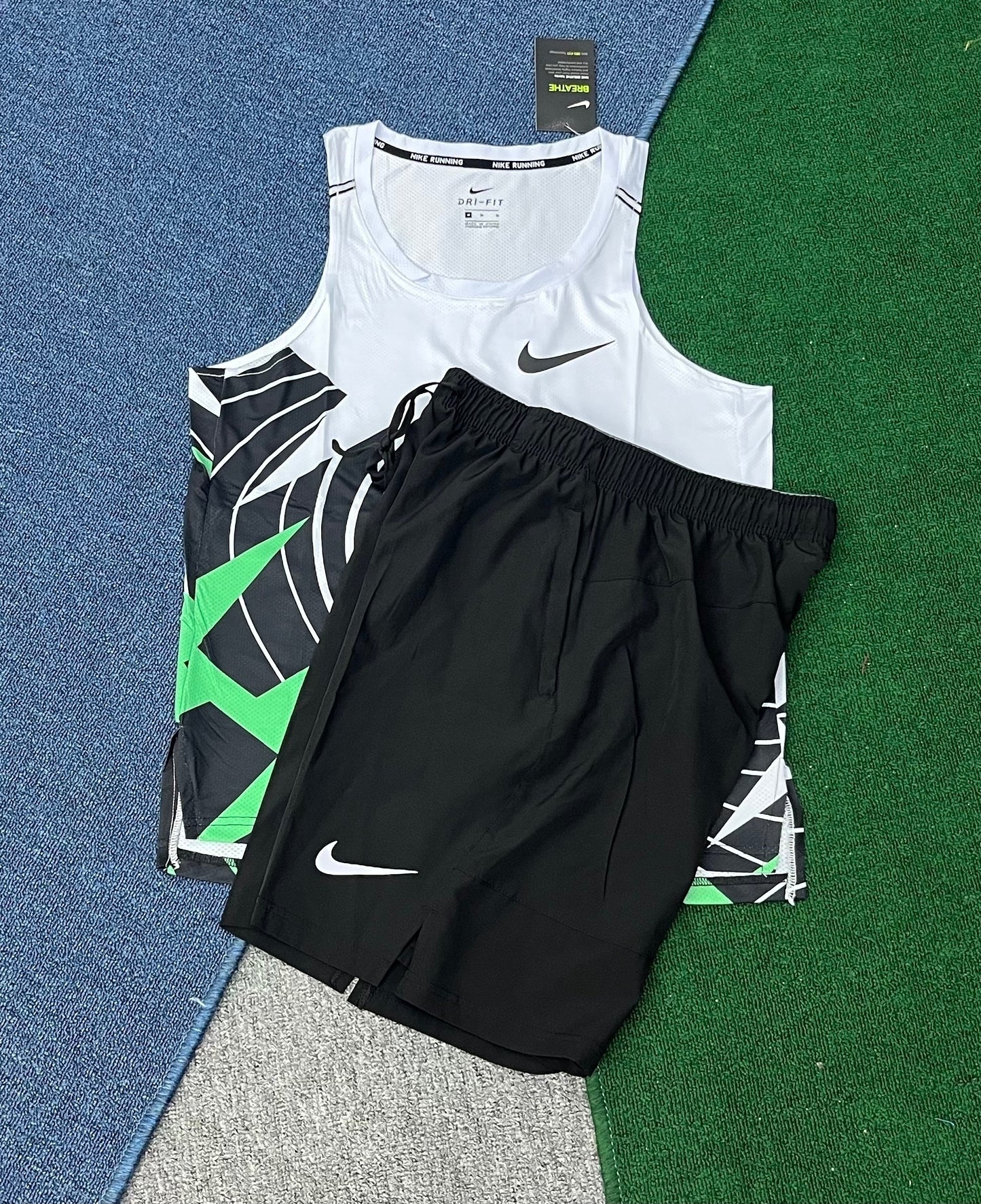 ENSEMBLE SHORT DEBARDEUR NIKE
