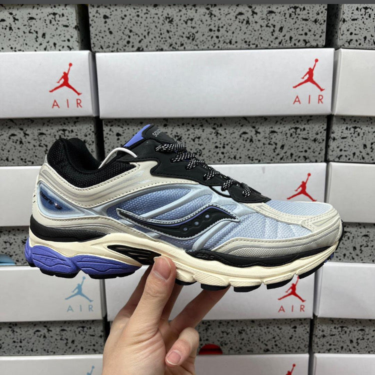 SAUCONY