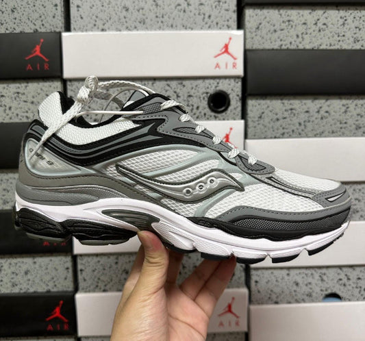 SAUCONY