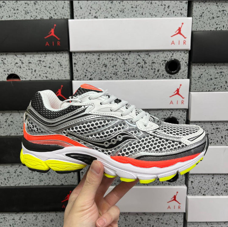 SAUCONY