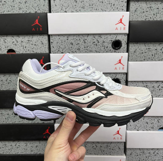 SAUCONY