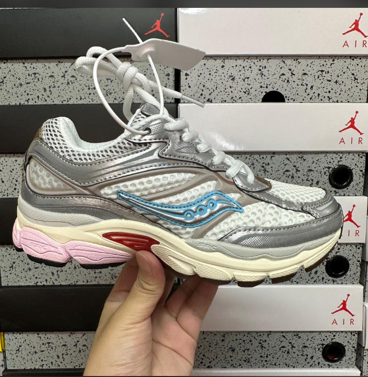 SAUCONY