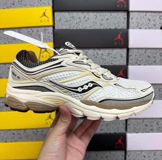 SAUCONY