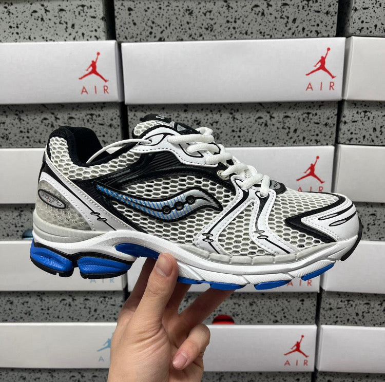 SAUCONY