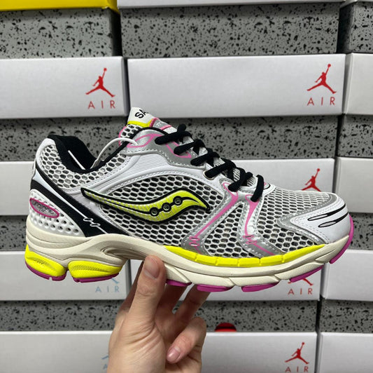 SAUCONY