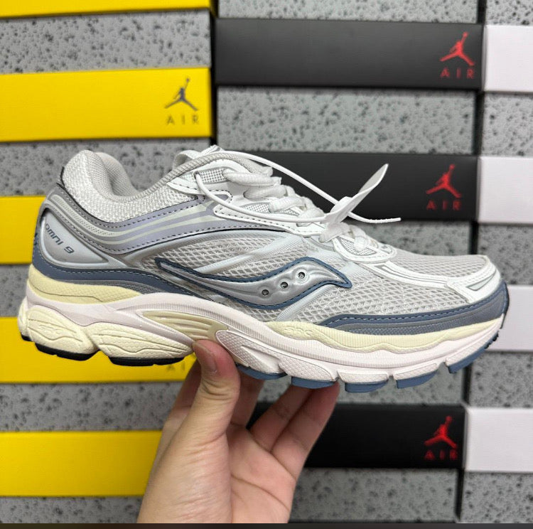 SAUCONY