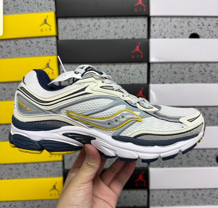 SAUCONY