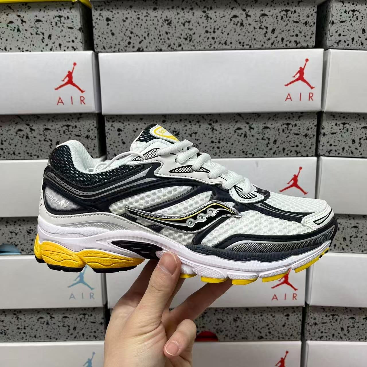 SAUCONY