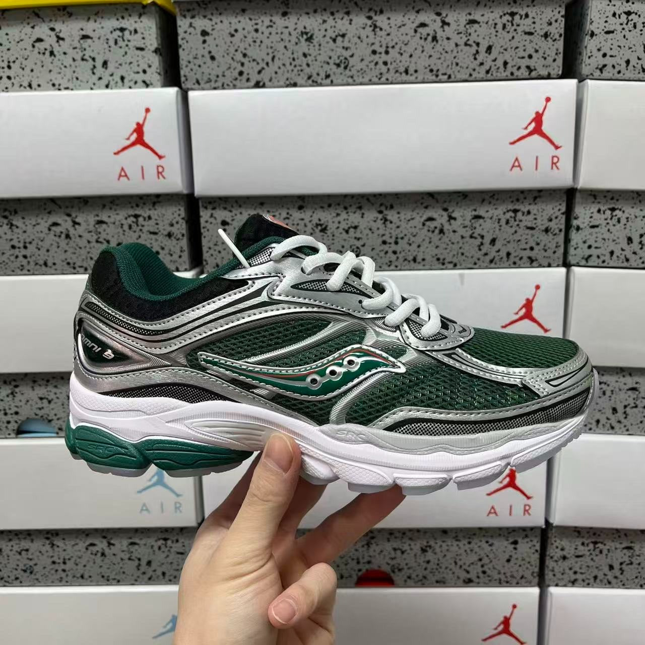 SAUCONY