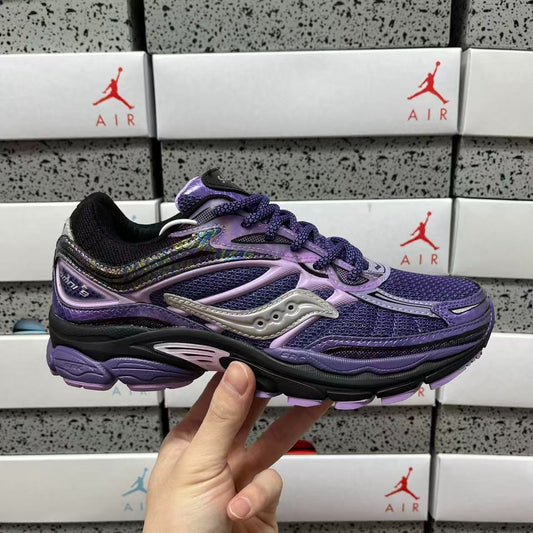 SAUCONY