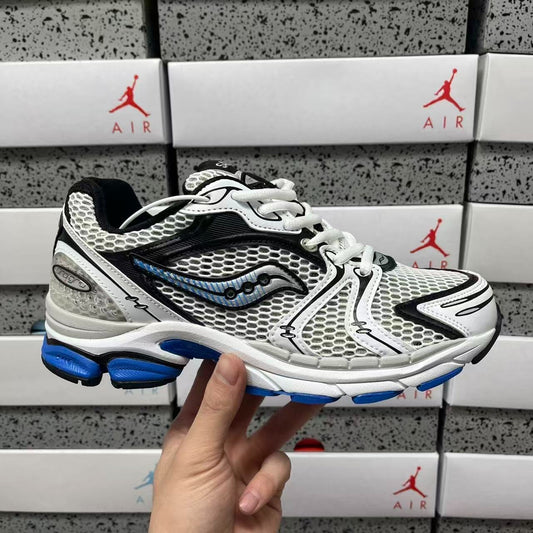 SAUCONY